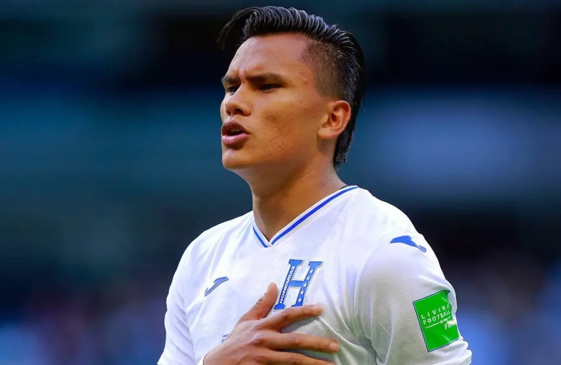 Denil Maldonado entonando el Himno de Honduras. (FOTO: Selección de Honduras)