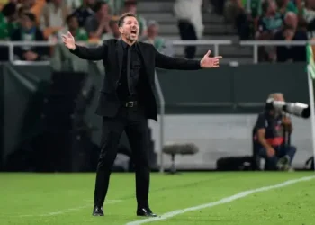 El entrenador del Atlético de Madrid, Diego Simeone, en el partido de LaLiga ante el Betis. (FOTO: AFP)