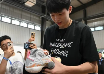 El jugador de la NBA Yang Hansen firma un autógrafo el 26 de julio de 2025 en Qingdao. (FOTO: AFP)