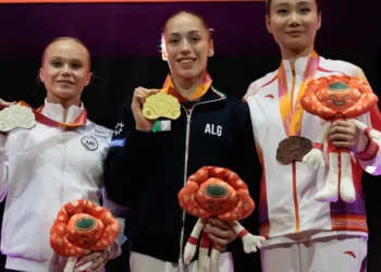 El pódium de la final de barras asimétricas del Mundial de Gimnasia Artística de Yakarta. (FOTO: AFP)