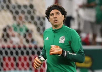 El portero de México, Guillermo Ochoa, calienta antes del partido de fútbol del Grupo C de la Copa Mundial de Qatar. (FOTO: AFP)