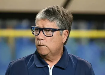 El DT de El Salvador, Hernán Darío Gómez, durante el partido de eliminatoria de Concacaf ante Surinam. (FOTO: AFP)