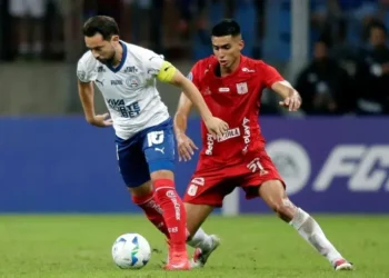 Everton Ribeiro controla el balón ante la marca del Sebastián Navarro en el partido entre Bahía y América de Cali. (FOTO: AFP)