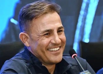 Fabio Cannavaro sonríe al ser presentado como nuevo técnico de la selección de Uzbekistán. (FOTO: AFP)