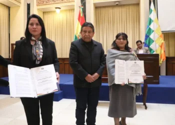 La vocal Yajaira San Martín, el vicepresidente David Choquehuanca y la vocal Nelly Arista. (Foto: Vicepresidencia)