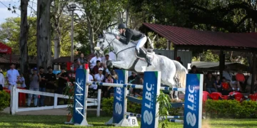 El jinete Fernando Bedoya en pleno salto junto a Quallenium en el picadero de Santa Cruz (Arturo Bedoya),