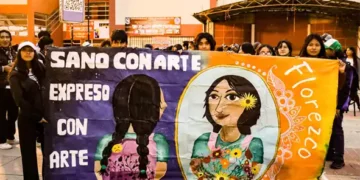 Jóvenes sostienen mural en el Festival Verde de La Paz con el mensaje “Sano con arte, expreso con arte, florezco”, como parte de una movilización juvenil por el reciclaje.