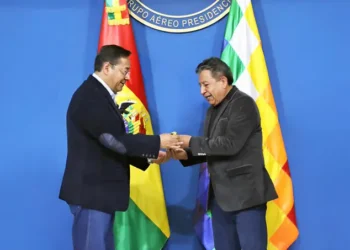 El presidente Luis Arce entrega el Bastón de Mando al vicepresidente David Choquehuanca.