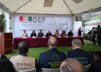 Jefes de las misiones electorales internacionales participan del la inauguración de la jornada de votación. (Foto: OEA)
