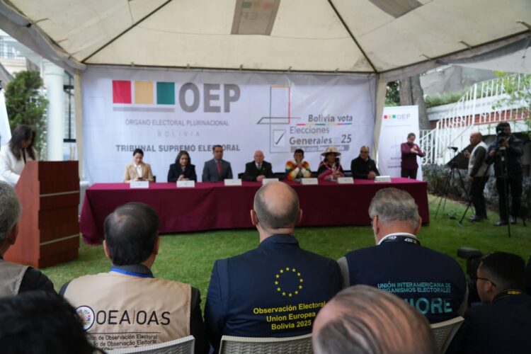 Jefes de las misiones electorales internacionales participan del la inauguración de la jornada de votación. (Foto: OEA)