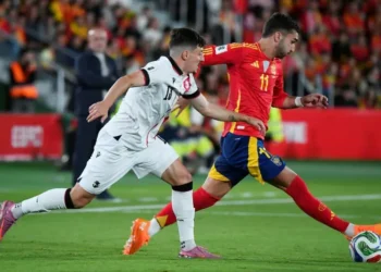 Giorgi Gocholeishvili, y el delantero de España, Ferran Torres, disputan el balón durante el partido de clasificación para el Mundial de 2026. (FOTO: AFP)
