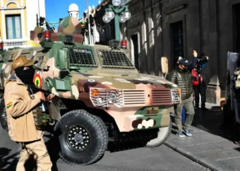 Este vehículo militar blindado intentó tumbar el portón del Palacio Quemado. Foto: APG