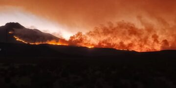 El incendio avanza cerro arriba. Foto: Comunarios de Salinas de Garci Mendoza.