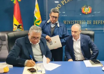 El ministro de Defensa, Edmundo Novillo, y Dardo Gómez, del equipo de transición de Rodrigo Paz.