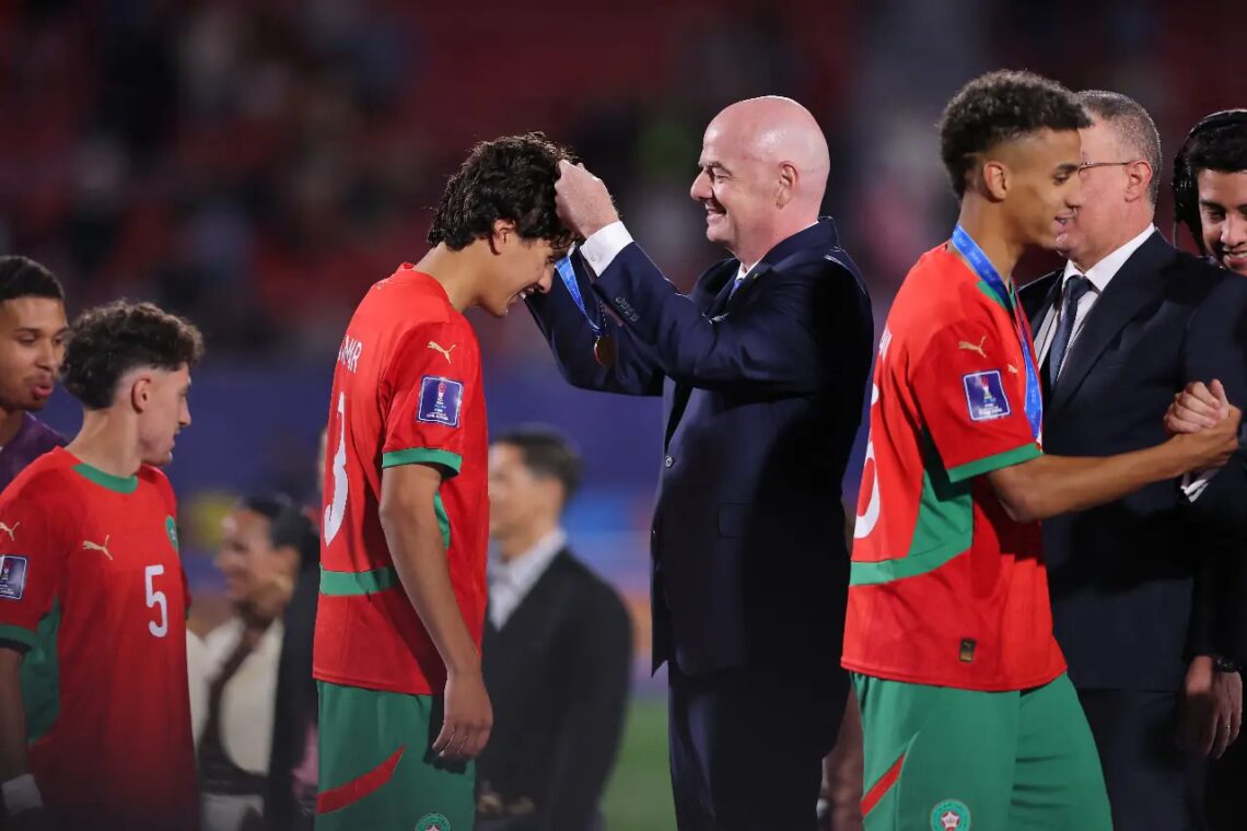 Gianni Infantino en la ceremonia de premiación a la selección de Marruecos, campeona mundial Sub-20 (AFP)