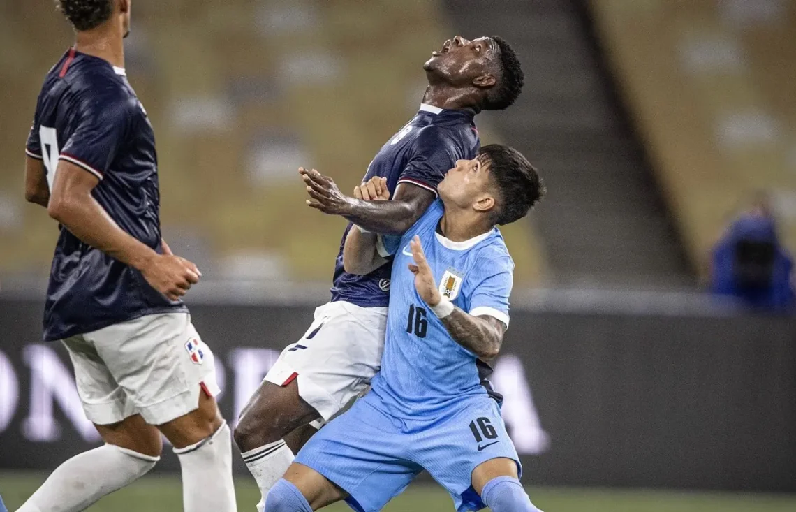 Julio Daguer en busca del balón. (FOTO: AUF - Selección Uruguaya de Fútbol)