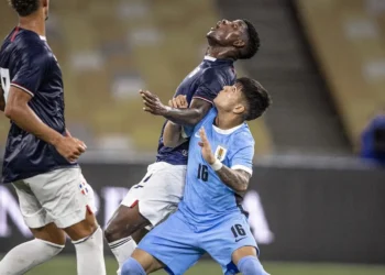 Julio Daguer en busca del balón. (FOTO: AUF - Selección Uruguaya de Fútbol)