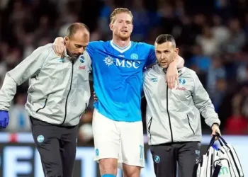 Kevin De Bruyne sale lesionado tras convertir un penal. (FOTO: AFP)