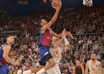 Kevin Punter entra a canasta durante un partido de la Euroliga de baloncesto. (FOTO: AFP)
