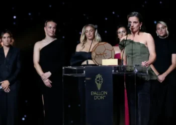 La entrenadora del Arsenal Renee Slegers da un discurso, acompañada por algunas de sus futbolistas, durante la gala del Balón de Oro. (FOTO. AFP)