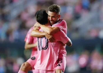 Lionel Messi (izquierda) y Jordi Alba celebran un gol del Inter Miami ante DC United. (FOTO: AFP)