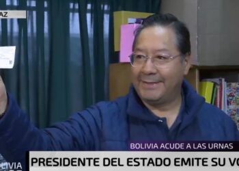 El presidente Luis Arce tras emitir su voto. Foto: Captura Bolivia Tv.