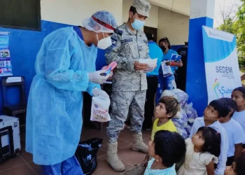 Los profesionales también obsequiaron kits de limpieza dental a la población. Foto: Ministerio de Salud.