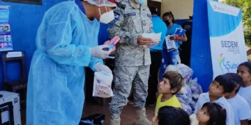 Los profesionales también obsequiaron kits de limpieza dental a la población. Foto: Ministerio de Salud.