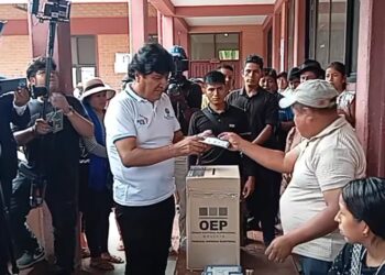 El expresidente Evo Morales emite su voto. Foto: Captura RKC.