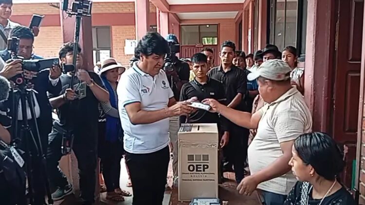 El expresidente Evo Morales emite su voto. Foto: Captura RKC.