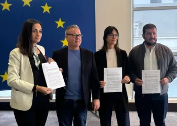 Nayar y Cochimanidis con representantes de la Misión de Observación Electoral de la UE. Foto: Luisa Nayar.