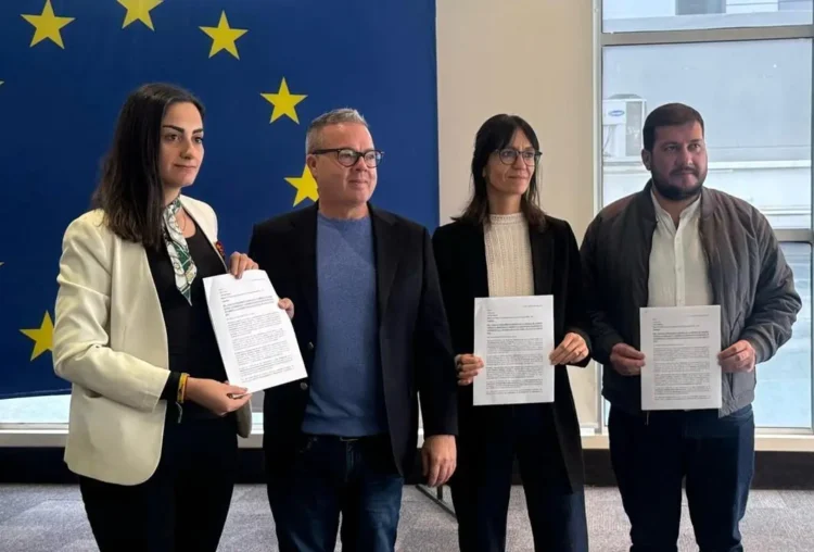 Nayar y Cochimanidis con representantes de la Misión de Observación Electoral de la UE. Foto: Luisa Nayar.
