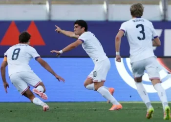 FOTO:  Niko Tsakiris celebra el segundo gol de su equipo durante el partido de octavos de final de la Copa Mundial Sub-20. (FOTO: AFP)