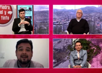 Los economistas Alberto Bonadona, Jorge Akamine y Omar Velasco en Piedra, Papel y Tinta de La Razón.