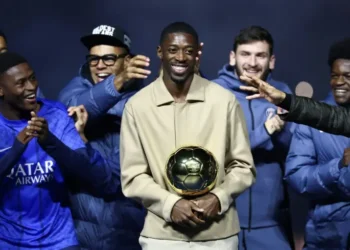 Ousmane Dembélé celebra el Balón de Oro durante una ceremonia tras el partido de Ligue 1 entre PSG y Auxerre. (FOTO: AFP)