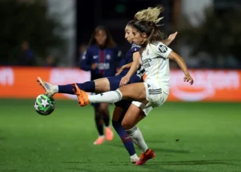 La defensa del PSG Olga Carmona y la atacante española del Real Madrid Alba Redondo pugnan por el balón durante el partido de Champions League. (FOTO: AFP)