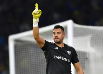 Sergio Romero celebra al atajar un penal para Boca Juniors en la semifinal de la Copa de la Liga de Argentina. (FOTO: AFP)