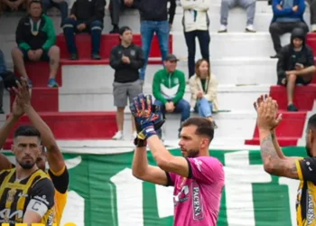 Los atigrados Amoroso, Banegas y Chávez saludan a la afición al inicio del partido en el estadio de Real Santa Cruz (The Strongest)