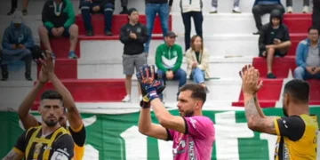Los atigrados Amoroso, Banegas y Chávez saludan a la afición al inicio del partido en el estadio de Real Santa Cruz (The Strongest)