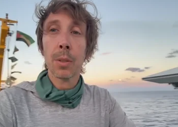 El activista estadounidense Thomas Becker, a bordo de la Flotilla Global Sumud, graba un mensaje desde el Mediterráneo antes de que el barco fuera interceptado por el ejército israelí.