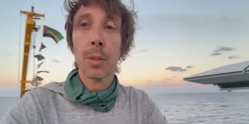 El activista estadounidense Thomas Becker, a bordo de la Flotilla Global Sumud, graba un mensaje desde el Mediterráneo antes de que el barco fuera interceptado por el ejército israelí.