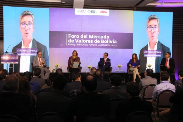 El foro contó con la participación de representantes del PDC y Libre. Foto: BBV.