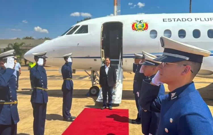 El presidente Luis Arce baja del avión presidencial en un aeropuerto de Brasil.
Foto: Luis Arce