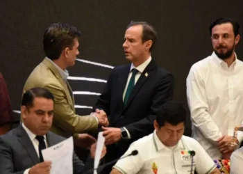 Los candidatos presidenciales JOrge Quiroga y Rodrigo Paz en la firma de un acuerdo con el TSE en Santa Cruz, el 10 de septiembre.
Foto: APG