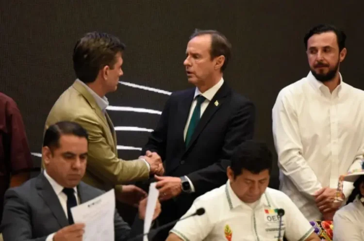 Los candidatos presidenciales JOrge Quiroga y Rodrigo Paz en la firma de un acuerdo con el TSE en Santa Cruz, el 10 de septiembre.
Foto: APG