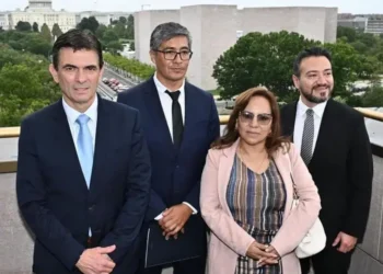 El candidato ROdrigo Paz (PDC) y los diputados Esther Góngora (APB-Súmate) y Alejandro Reyes (Unidad) en EEUU.
Foto: Datapolis