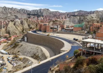 Uno de los puentes trillizos, que conecta las zonas de Inmaculada Concepción y 14 de Septiembre, a través de la avenida Libertad, será rehabilitado. FOTO: GAMLP