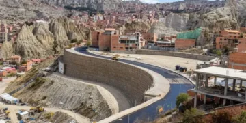 Uno de los puentes trillizos, que conecta las zonas de Inmaculada Concepción y 14 de Septiembre, a través de la avenida Libertad, será rehabilitado. FOTO: GAMLP