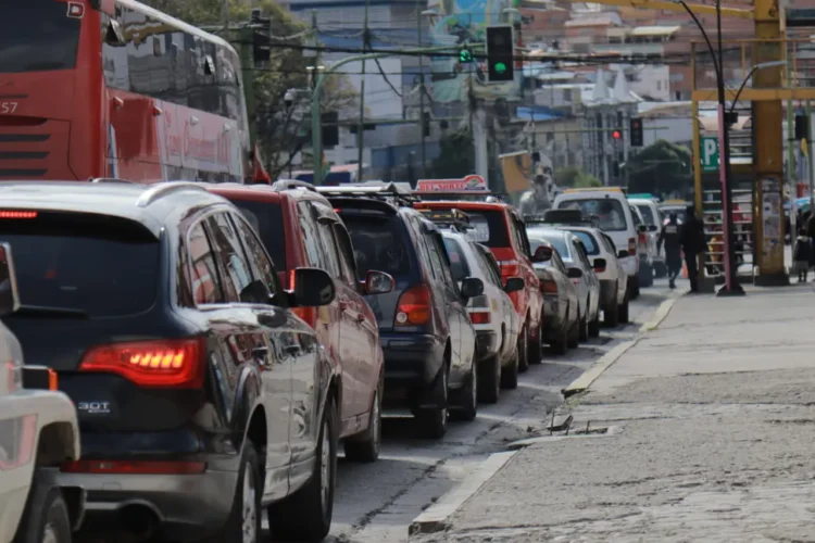 Las filas por combustible incrementaron en los últimos días. Foto: APG.