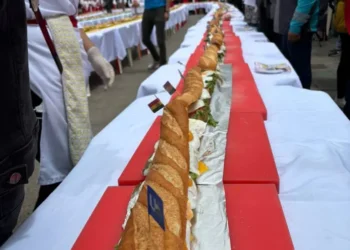 Estudiantes de Gastronomía de la Universidad de Los Andes elaboraron el sándwich de Huevo más grande del mundo. FOTO: GAMLP